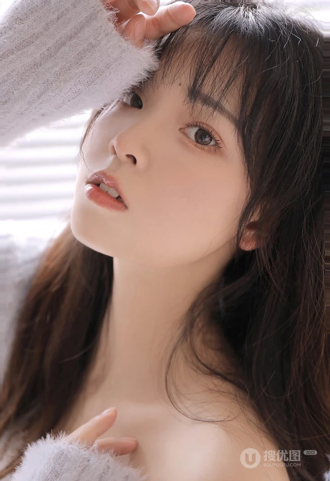 阳光温柔，女孩也温柔，浅粉白皙线条感短裤少女居家悠闲写真图片