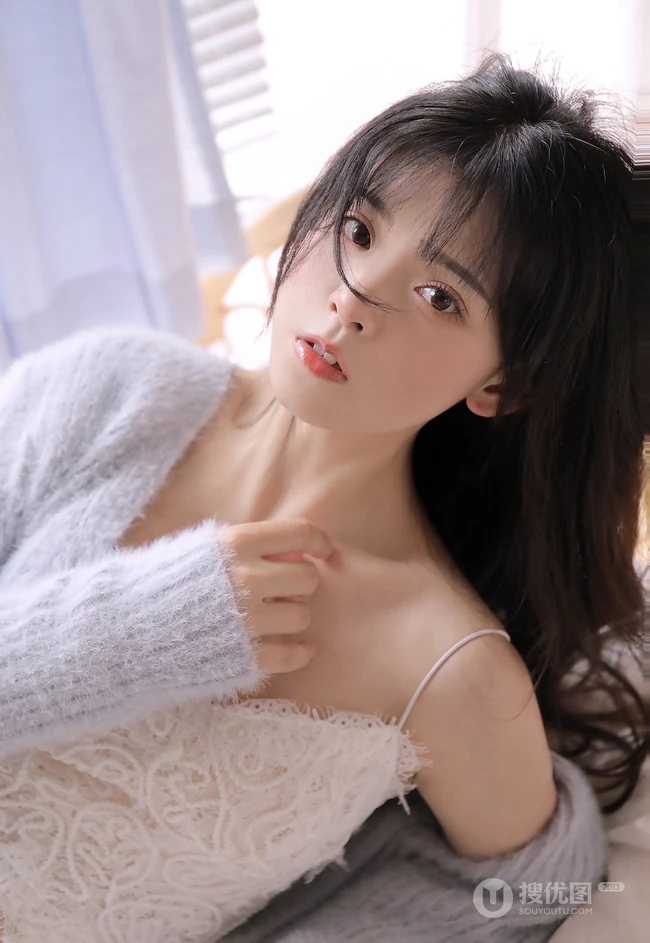 阳光温柔，女孩也温柔，浅粉白皙线条感短裤少女居家悠闲写真图片
