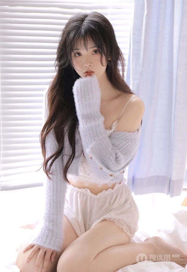 阳光温柔，女孩也温柔，浅粉白皙线条感短裤少女居家悠闲写真图片