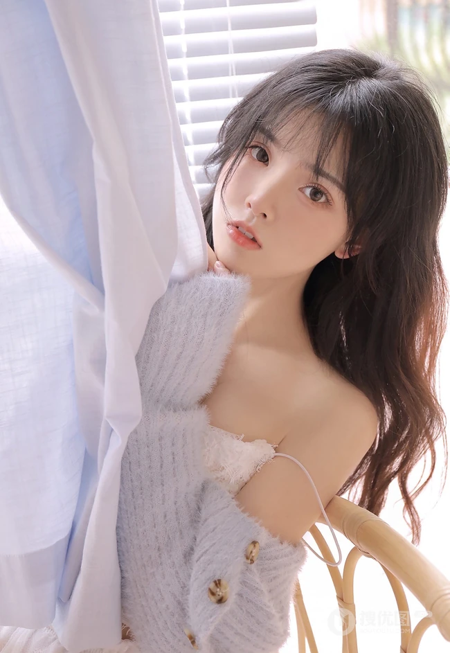 阳光温柔，女孩也温柔，浅粉白皙线条感短裤少女居家悠闲写真图片