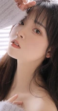 阳光温柔，女孩也温柔，浅粉白皙线条感短裤少女居家悠闲写真图片