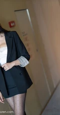 街拍线条女生轻熟娜比职业装短裙深袜袜穿搭及室内高清气质干练写真套图