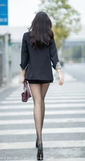 街拍线条女生轻熟娜比职业装短裙深袜袜穿搭及室内高清气质干练写真套图