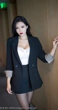 街拍线条女生轻熟娜比职业装短裙深袜袜穿搭及室内高清气质干练写真套图