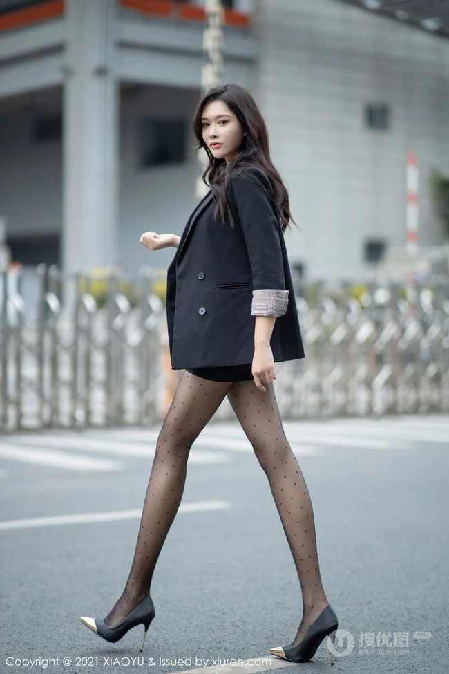 街拍线条女生轻熟娜比职业装短裙深袜袜穿搭及室内高清气质干练写真套图