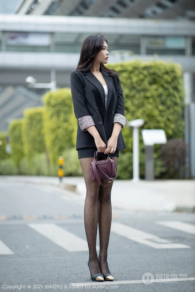 街拍线条女生轻熟娜比职业装短裙深袜袜穿搭及室内高清气质干练写真套图