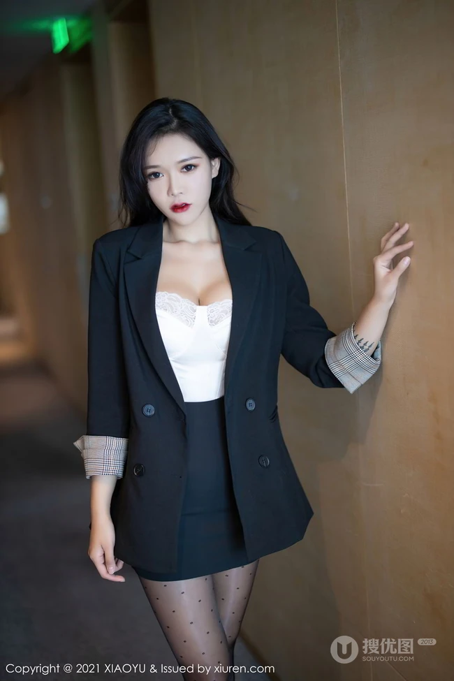街拍线条女生轻熟娜比职业装短裙深袜袜穿搭及室内高清气质干练写真套图