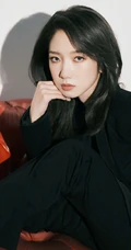 孟美岐酷飒少女风黑衣礼裙穿搭写真图片