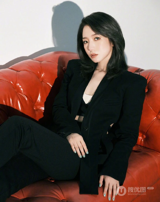 孟美岐酷飒少女风黑衣礼裙穿搭写真图片