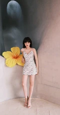 文淇肩带碎花裙穿搭俏丽清新写真图片