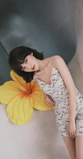 文淇肩带碎花裙穿搭俏丽清新写真图片