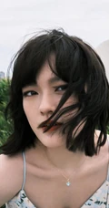 文淇肩带碎花裙穿搭俏丽清新写真图片