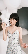 文淇肩带碎花裙穿搭俏丽清新写真图片