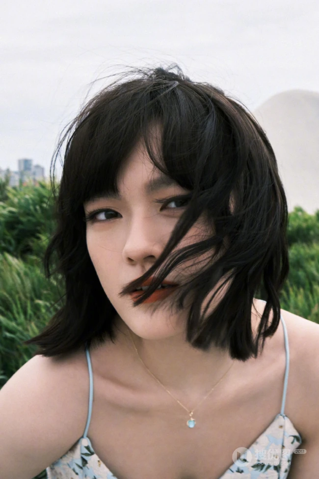 文淇肩带碎花裙穿搭俏丽清新写真图片