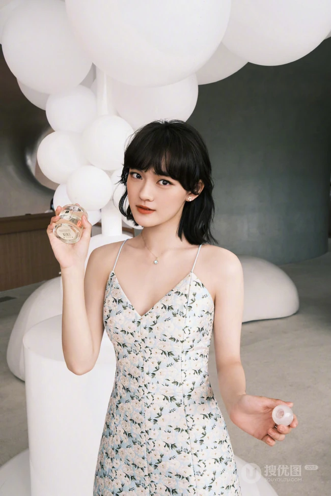 文淇肩带碎花裙穿搭俏丽清新写真图片