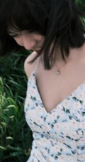 文淇肩带碎花裙穿搭俏丽清新写真图片