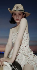 宋祖儿身骑黑马海边浪漫写真，气质印花礼裙裙着身，尽显白皙肌肤线条感