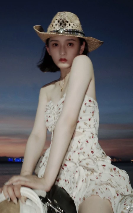 宋祖儿身骑黑马海边浪漫写真，气质印花礼裙裙着身，尽显白皙肌肤线条感