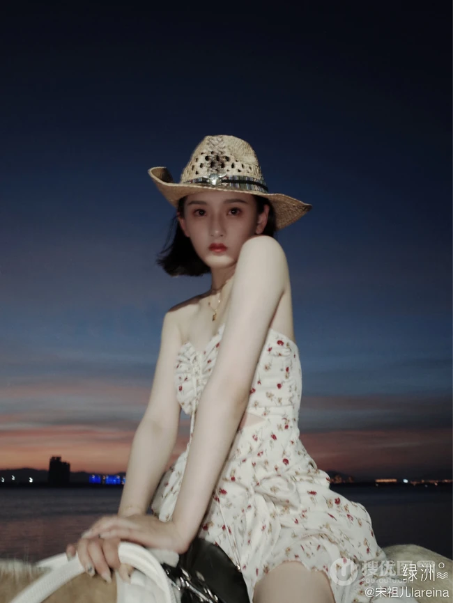 宋祖儿身骑黑马海边浪漫写真，气质印花礼裙裙着身，尽显白皙肌肤线条感
