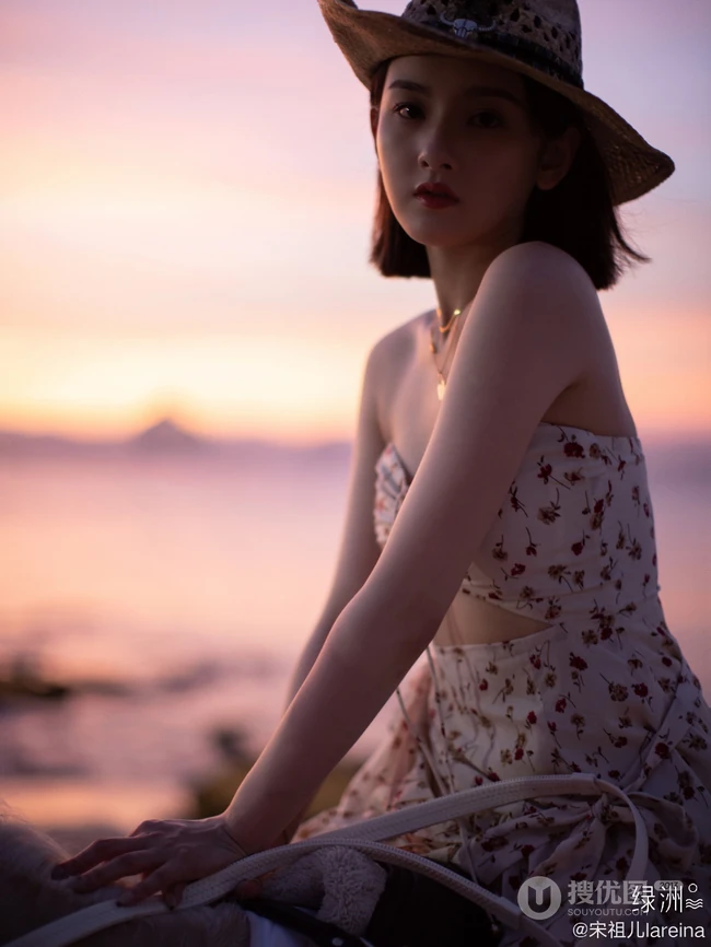 宋祖儿身骑黑马海边浪漫写真，气质印花礼裙裙着身，尽显白皙肌肤线条感