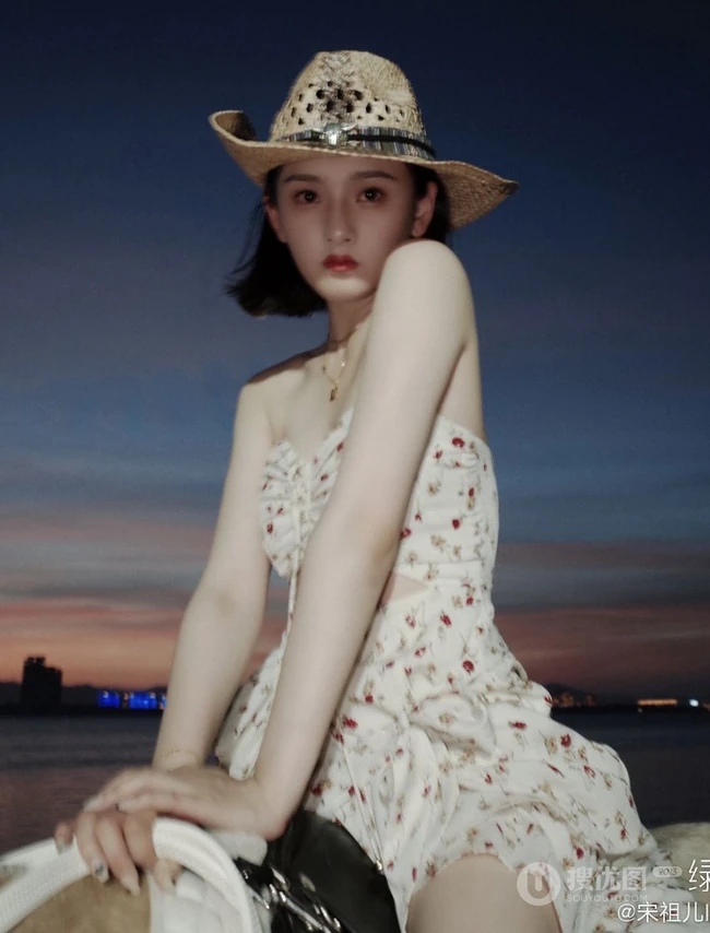 宋祖儿身骑黑马海边浪漫写真，气质印花礼裙裙着身，尽显白皙肌肤线条感