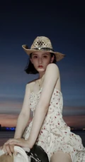 宋祖儿身骑黑马海边浪漫写真，气质印花礼裙裙着身，尽显白皙肌肤线条感