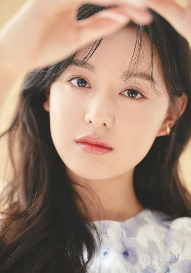 韩国女演员金智媛化身精致女人最新优雅气质穿搭写真图片