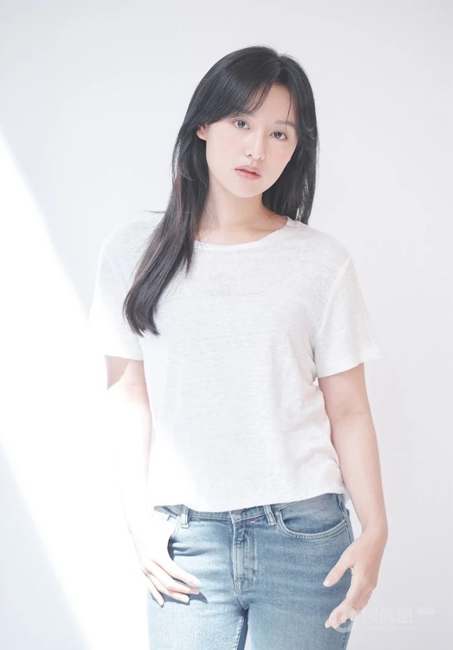 韩国女演员金智媛化身精致女人最新优雅气质穿搭写真图片