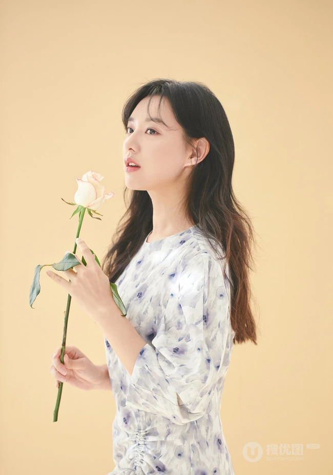 韩国女演员金智媛化身精致女人最新优雅气质穿搭写真图片