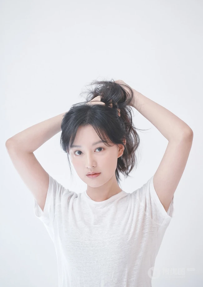 韩国女演员金智媛化身精致女人最新优雅气质穿搭写真图片