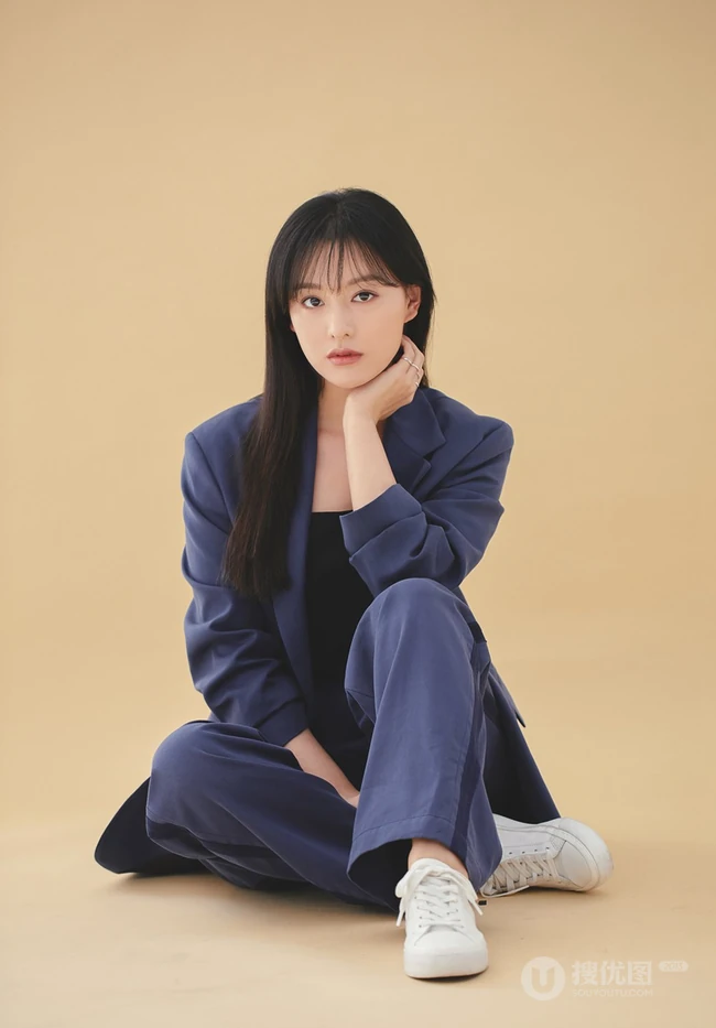 韩国女演员金智媛化身精致女人最新优雅气质穿搭写真图片
