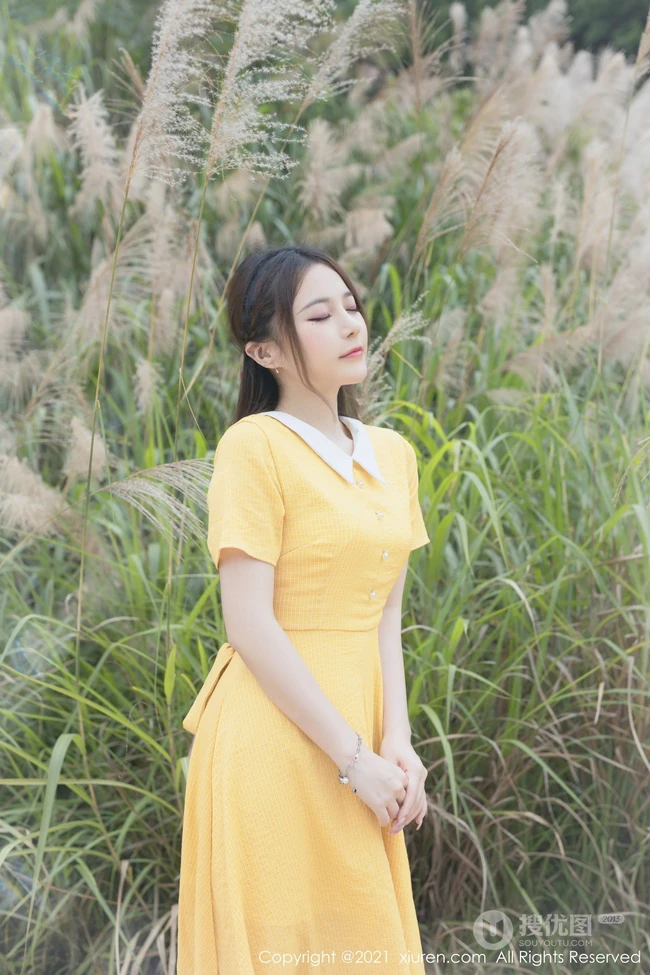 漂亮可人女生小姐姐鱼子酱橘黄色清新连衣裙户外及室内好看写真套图