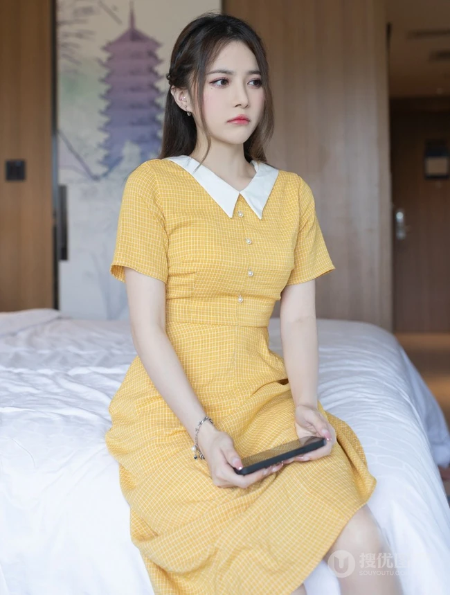 漂亮可人女生小姐姐鱼子酱橘黄色清新连衣裙户外及室内好看写真套图