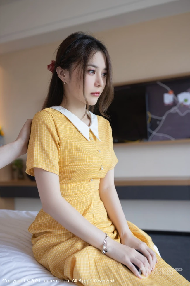 漂亮可人女生小姐姐鱼子酱橘黄色清新连衣裙户外及室内好看写真套图