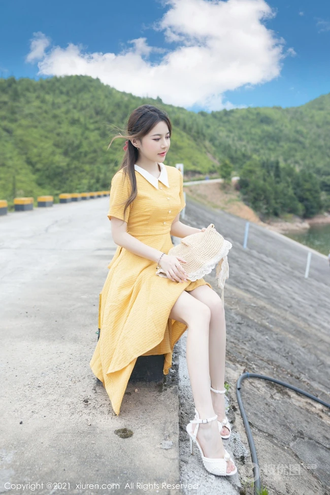 漂亮可人女生小姐姐鱼子酱橘黄色清新连衣裙户外及室内好看写真套图