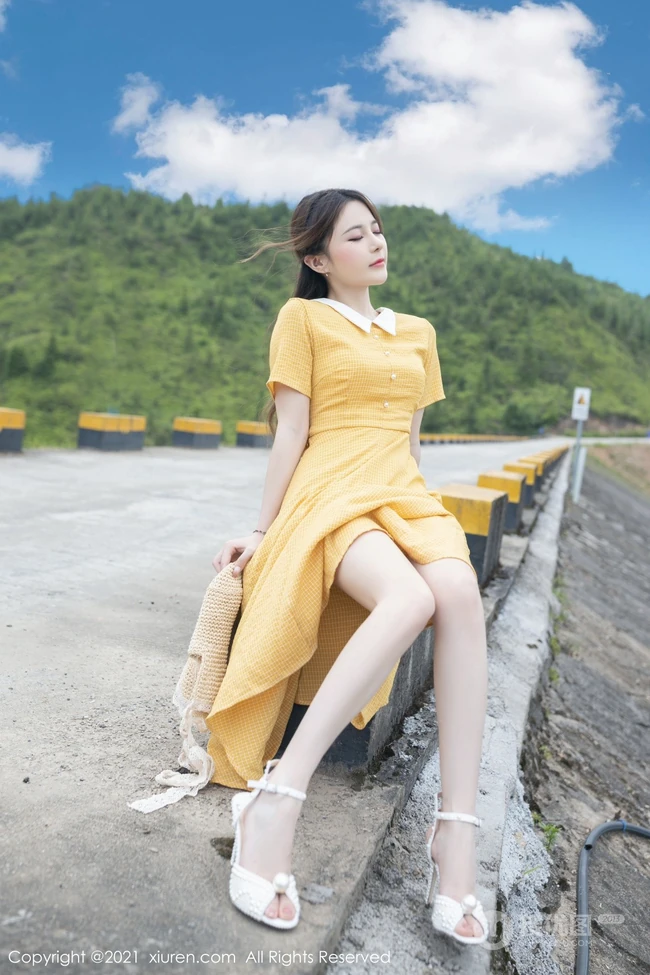 漂亮可人女生小姐姐鱼子酱橘黄色清新连衣裙户外及室内好看写真套图