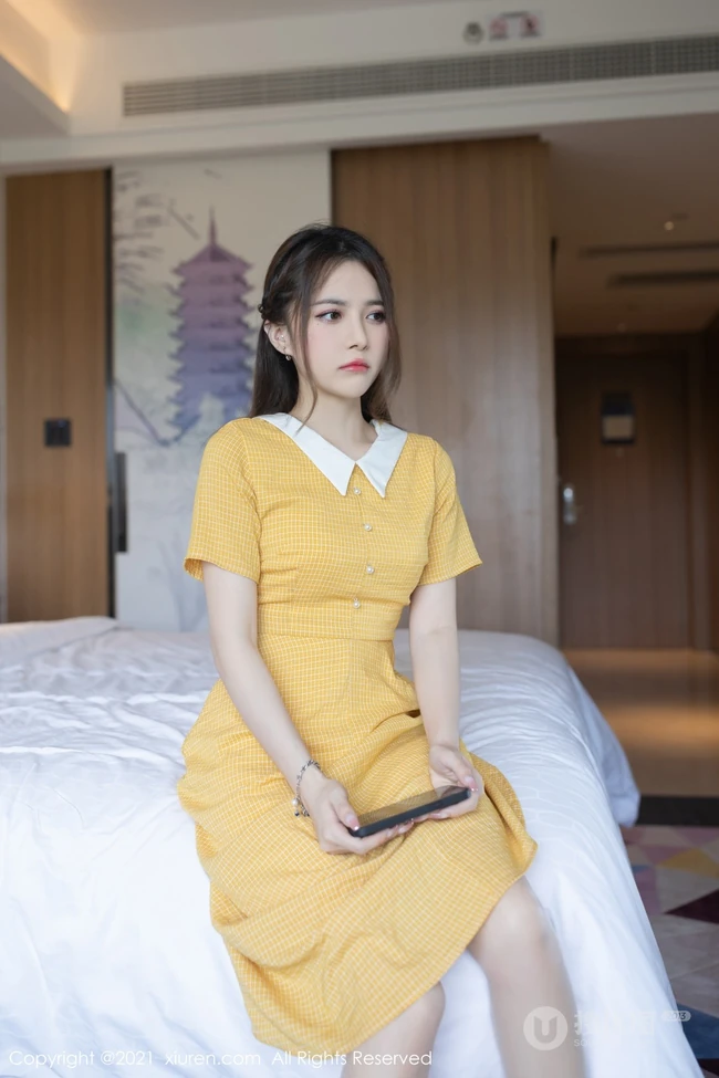 漂亮可人女生小姐姐鱼子酱橘黄色清新连衣裙户外及室内好看写真套图