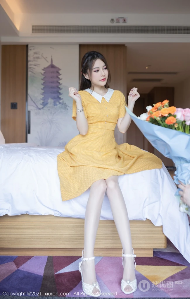 漂亮可人女生小姐姐鱼子酱橘黄色清新连衣裙户外及室内好看写真套图