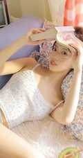 温婉灵动漂亮丸子头女生第一次拍写真腼腆可爱居家肩带背心短裤夏日穿搭图片