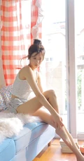 温婉灵动漂亮丸子头女生第一次拍写真腼腆可爱居家肩带背心短裤夏日穿搭图片