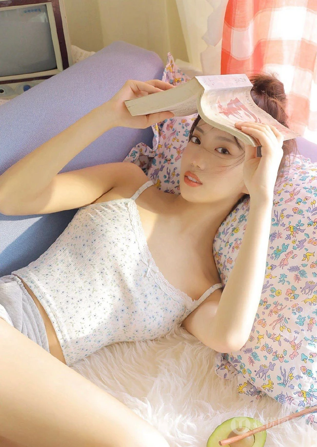 温婉灵动漂亮丸子头女生第一次拍写真腼腆可爱居家肩带背心短裤夏日穿搭图片