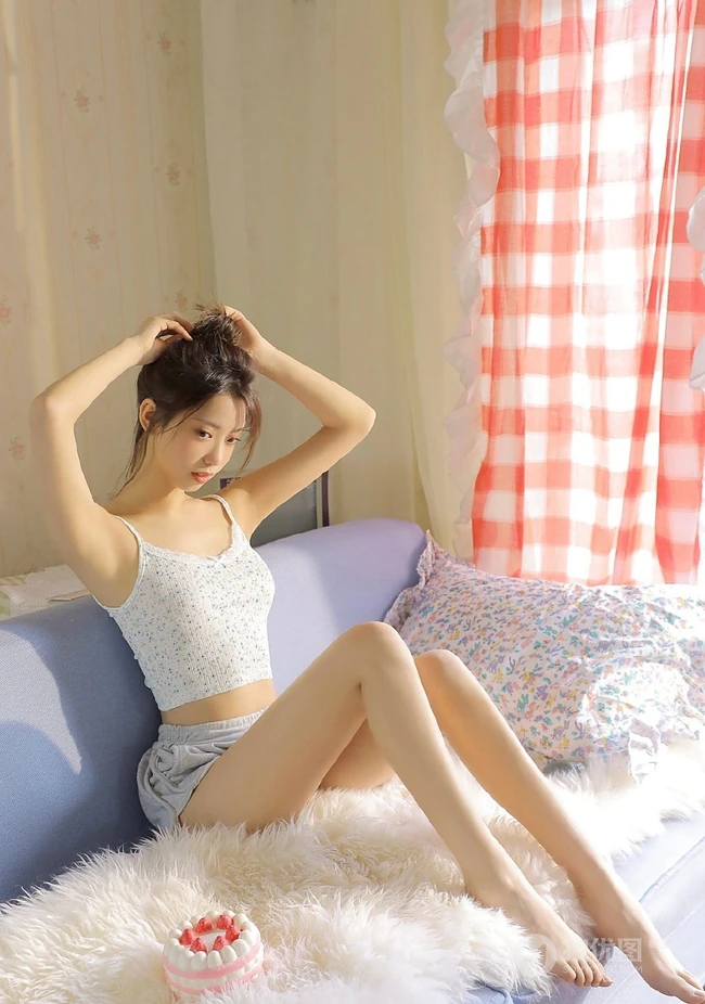 温婉灵动漂亮丸子头女生第一次拍写真腼腆可爱居家肩带背心短裤夏日穿搭图片