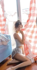 温婉灵动漂亮丸子头女生第一次拍写真腼腆可爱居家肩带背心短裤夏日穿搭图片