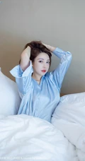 气质柔美气质女生轻熟刘奕宁最新睡衣衬衫家居服系列高清室内气质写真套图
