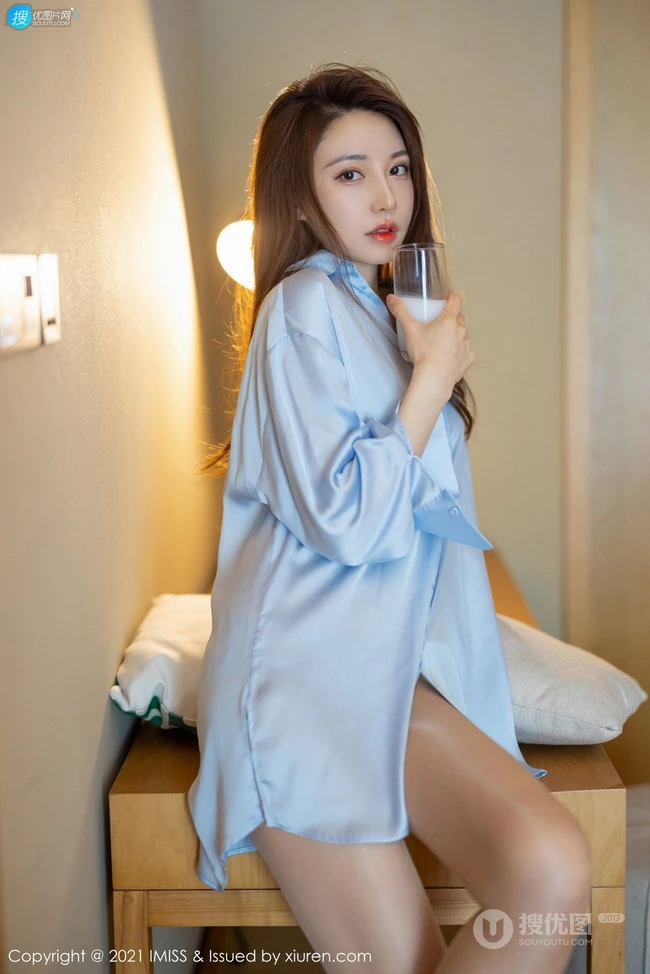 气质柔美气质女生轻熟刘奕宁最新睡衣衬衫家居服系列高清室内气质写真套图