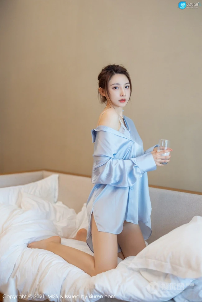 气质柔美气质女生轻熟刘奕宁最新睡衣衬衫家居服系列高清室内气质写真套图