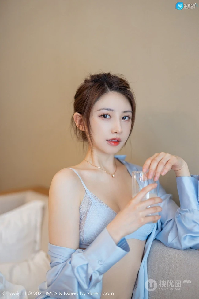 气质柔美气质女生轻熟刘奕宁最新睡衣衬衫家居服系列高清室内气质写真套图