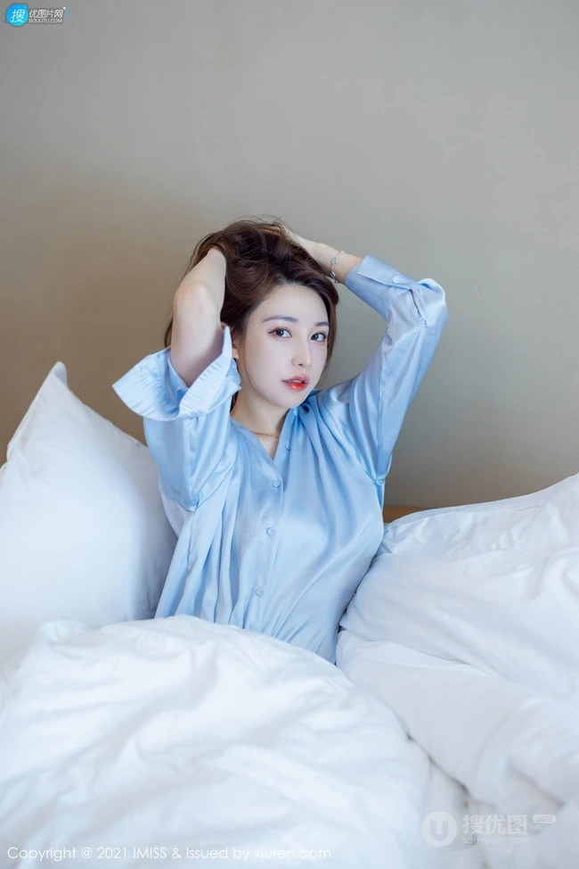 气质柔美气质女生轻熟刘奕宁最新睡衣衬衫家居服系列高清室内气质写真套图