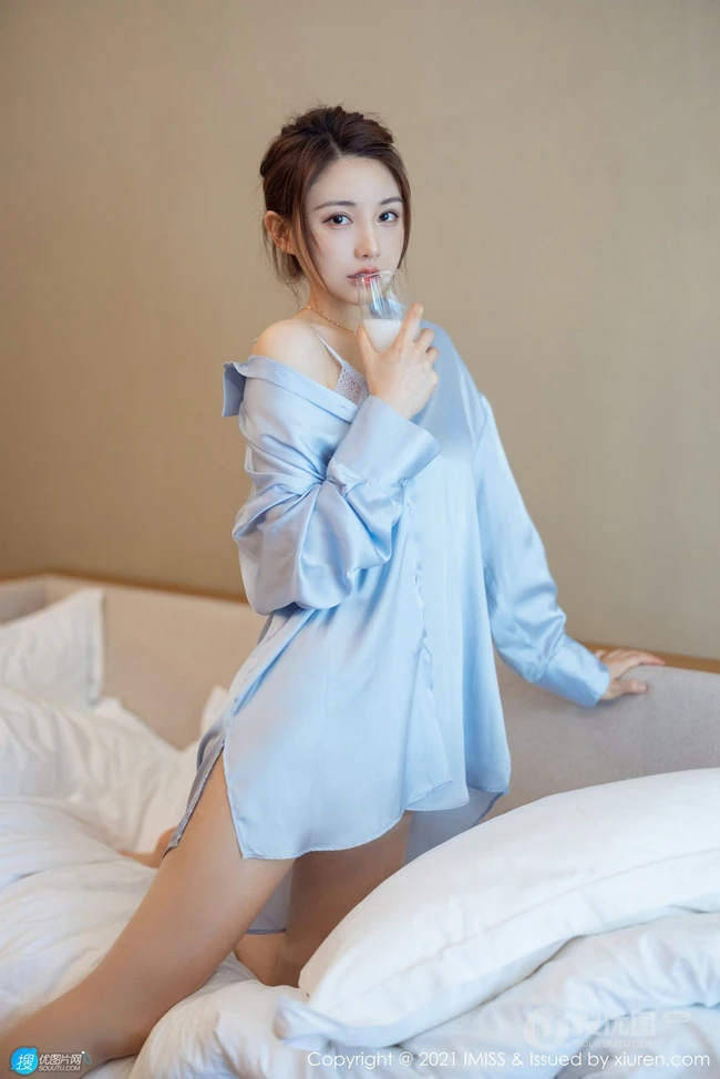 气质柔美气质女生轻熟刘奕宁最新睡衣衬衫家居服系列高清室内气质写真套图