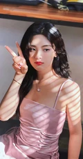 杨超越气质动人粉色肩带裙少女感十足写真图片